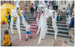 Ervaar betoverende elegantie met deze Witte Paarden Steltenlopers! Perfect voor elk feest, flexibel inzetbaar en uitbreidbaar met paardentemmers en muzikanten. Boek nu!
