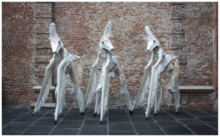 Ervaar betoverende elegantie met deze Witte Paarden Steltenlopers! Perfect voor elk feest, flexibel inzetbaar en uitbreidbaar met paardentemmers en muzikanten. Boek nu!