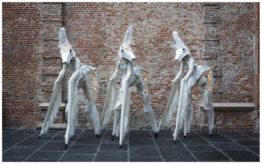 Ervaar betoverende elegantie met deze Witte Paarden Steltenlopers! Perfect voor elk feest, flexibel inzetbaar en uitbreidbaar met paardentemmers en muzikanten. Boek nu!