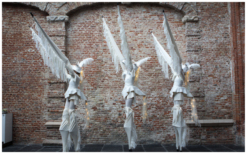 Ervaar betoverende elegantie met deze Witte Paarden Steltenlopers! Perfect voor elk feest, flexibel inzetbaar en uitbreidbaar met paardentemmers en muzikanten. Boek nu!