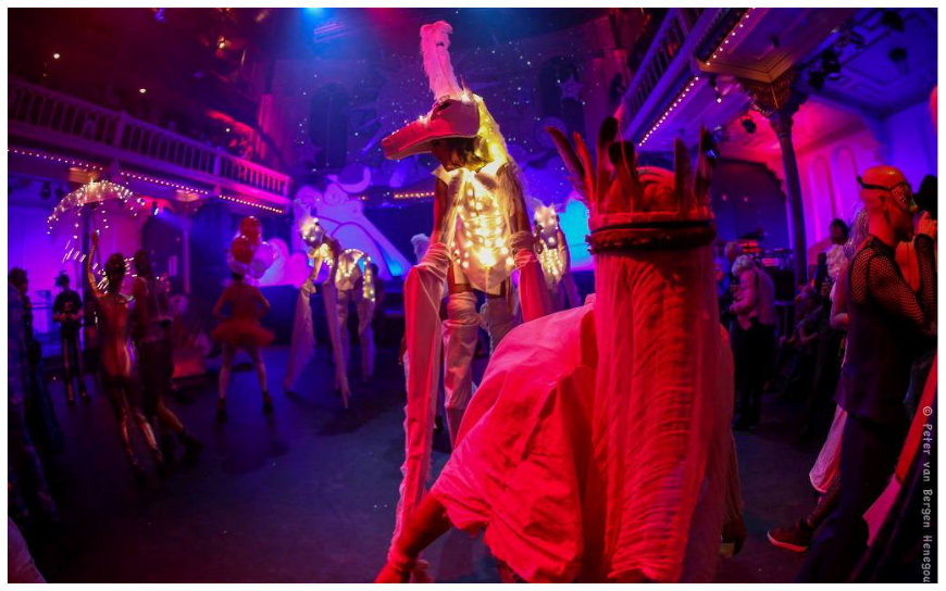 Ervaar betoverende elegantie met deze Witte Paarden Steltenlopers! Perfect voor elk feest, flexibel inzetbaar en uitbreidbaar met paardentemmers en muzikanten. Boek nu!