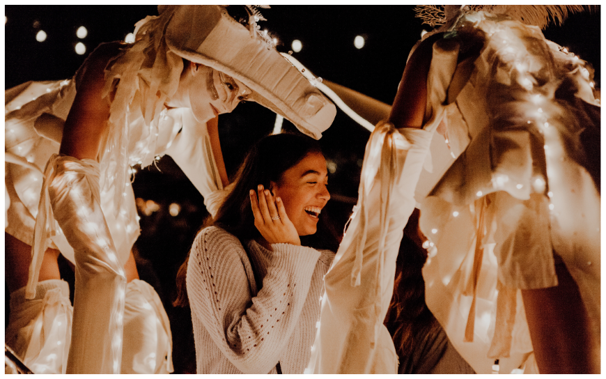Ervaar betoverende elegantie met deze Witte Paarden Steltenlopers! Perfect voor elk feest, flexibel inzetbaar en uitbreidbaar met paardentemmers en muzikanten. Boek nu!