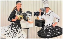 Aaah! Cartoon Foto-act: Humor en herinneringen in één! 📸🎭 Geef je evenement een speelse twist met de Aaah! Cartoon Foto-act! Een actrice in een opvallend zwart-wit letterkostuum nodigt gasten uit om te poseren met grappige striptekstballonnen. Kreten als AAAH! en GRMPF!? zorgen voor hilarische foto’s en veel interactie. De foto’s worden direct afgedrukt in een gepersonaliseerd fotoframe met jouw logo of boodschap. Zo krijgen gasten een tastbare herinnering en blijft jouw event of merk extra lang in beeld. Boek nu en voeg humor en creativiteit toe aan jouw evenement!
