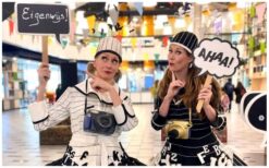 Aaah! Cartoon Foto-act: Humor en herinneringen in één! 📸🎭 Geef je evenement een speelse twist met de Aaah! Cartoon Foto-act! Een actrice in een opvallend zwart-wit letterkostuum nodigt gasten uit om te poseren met grappige striptekstballonnen. Kreten als AAAH! en GRMPF!? zorgen voor hilarische foto’s en veel interactie. De foto’s worden direct afgedrukt in een gepersonaliseerd fotoframe met jouw logo of boodschap. Zo krijgen gasten een tastbare herinnering en blijft jouw event of merk extra lang in beeld. Boek nu en voeg humor en creativiteit toe aan jouw evenement!