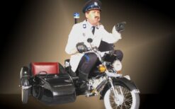 Motoragent op mini-motor boeken? Hilarische mobiele animatieact met VIP-vervoer in zijspan. Perfect voor ontvangst, festivals, winkelcentra en bedrijfsevenementen vol interactie en humor.