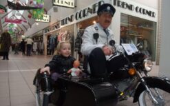 Motoragent op mini-motor boeken? Hilarische mobiele animatieact met VIP-vervoer in zijspan. Perfect voor ontvangst, festivals, winkelcentra en bedrijfsevenementen vol interactie en humor.