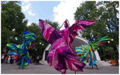 Ervaar betoverende kleurendans met Colours Steltenlopers. Levendige kostuums en ritmische muziek creëren een visueel spektakel voor elk evenement!