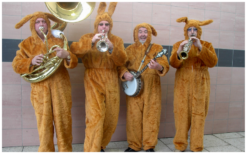 Boek het Paashazen Dixieland Looporkest voor een onvergetelijk evenement. Breed repertoire, flexibele bezetting. Swingend of ontspannen, het perfecte geluid voor uw feest!