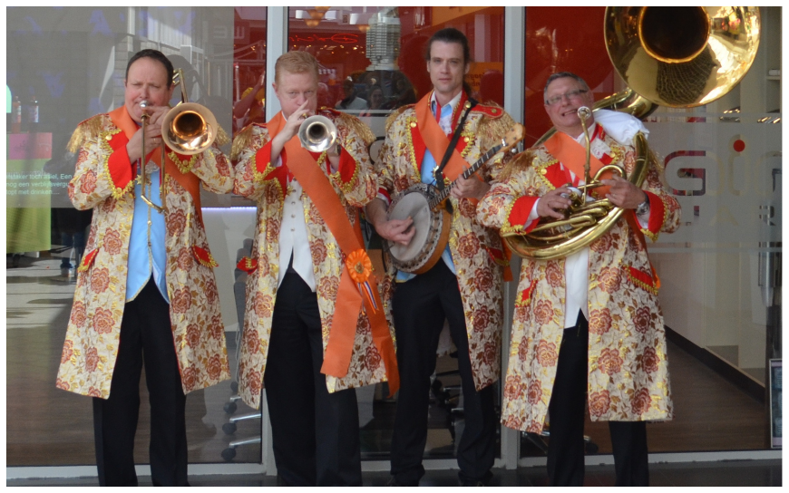 Boek het Konings Dixieland Looporkest voor een onvergetelijk evenement. Breed repertoire, flexibele bezetting. Swingend of ontspannen, het perfecte geluid voor uw feest!