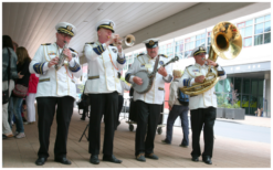 Boek het Kapiteins Dixieland Looporkest voor een onvergetelijk evenement. Breed repertoire, flexibele bezetting. Swingend of ontspannen, het perfecte geluid voor uw feest!