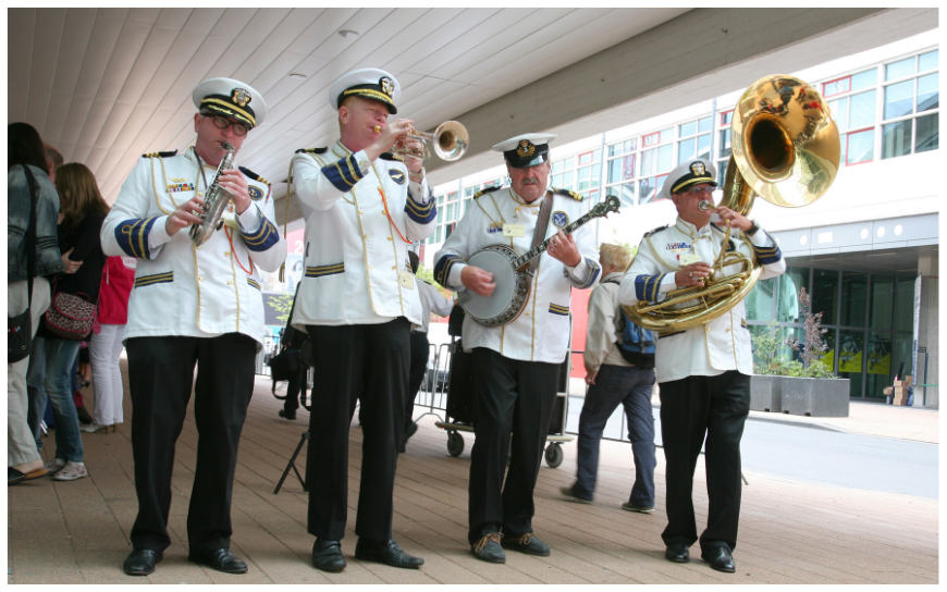 Boek het Kapiteins Dixieland Looporkest voor een onvergetelijk evenement. Breed repertoire, flexibele bezetting. Swingend of ontspannen, het perfecte geluid voor uw feest!