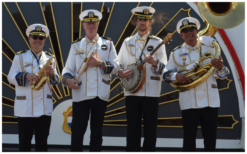 Boek het Kapiteins Dixieland Looporkest voor een onvergetelijk evenement. Breed repertoire, flexibele bezetting. Swingend of ontspannen, het perfecte geluid voor uw feest!