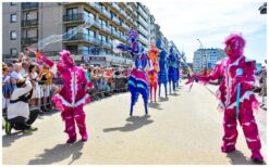 Boek zeepaardjes, waterdraakjes en vissen steltenlopers voor betoverend onderwater entertainment. Perfect voor festivals, winkelcentra en straattheater. Kleurrijk, interactief en magisch!”