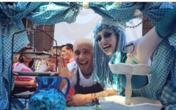 IJsmeisjes delen ijsjes uit met een ijskar tijdens zomers entertainment op een festival, evenement of in een winkelcentrum.