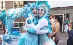 IJsmeisjes delen ijsjes uit met een ijskar tijdens zomers entertainment op een festival, evenement of in een winkelcentrum.