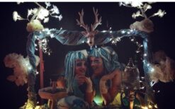 IJsmeisjes delen ijsjes uit met een ijskar tijdens zomers entertainment op een festival, evenement of in een winkelcentrum.