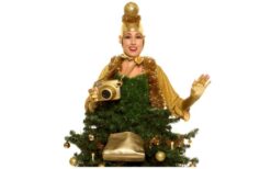 Kerstboompje maakt foto’s: een feestelijke herinnering! 🎄📸 Breng sfeer en plezier naar jouw winterevenement met Kerstboompje maakt foto’s! Gekleed in een sprankelend kerstkostuum met echte verlichting, beweegt de actrice zich door het publiek. Gasten kiezen hun 3D-vleugeltjes en poseren als engel of bengel voor een grappige kerstfoto! De foto’s worden direct afgedrukt in een gepersonaliseerd fotoframe met jouw logo en feestelijke boodschap. Zo krijgen gasten een tastbare herinnering en blijft jouw event extra lang in beeld. Boek nu en voeg humor en interactie toe aan de feestdagen!