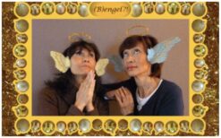 Kerstboompje maakt foto’s: een feestelijke herinnering! 🎄📸 Breng sfeer en plezier naar jouw winterevenement met Kerstboompje maakt foto’s! Gekleed in een sprankelend kerstkostuum met echte verlichting, beweegt de actrice zich door het publiek. Gasten kiezen hun 3D-vleugeltjes en poseren als engel of bengel voor een grappige kerstfoto! De foto’s worden direct afgedrukt in een gepersonaliseerd fotoframe met jouw logo en feestelijke boodschap. Zo krijgen gasten een tastbare herinnering en blijft jouw event extra lang in beeld. Boek nu en voeg humor en interactie toe aan de feestdagen!