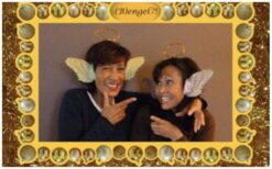 Kerstboompje maakt foto’s: een feestelijke herinnering! 🎄📸 Breng sfeer en plezier naar jouw winterevenement met Kerstboompje maakt foto’s! Gekleed in een sprankelend kerstkostuum met echte verlichting, beweegt de actrice zich door het publiek. Gasten kiezen hun 3D-vleugeltjes en poseren als engel of bengel voor een grappige kerstfoto! De foto’s worden direct afgedrukt in een gepersonaliseerd fotoframe met jouw logo en feestelijke boodschap. Zo krijgen gasten een tastbare herinnering en blijft jouw event extra lang in beeld. Boek nu en voeg humor en interactie toe aan de feestdagen!