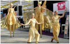 Schoonheid in Goud Parade: Een schitterende show vol beweging en muziek! ✨ Deze gouden parade brengt een mix van steltenlopers, danseressen, een contactjongleur en live muziek. Of het nu als straatparade, mobiele act of ontvangstact is, deze betoverende stoet zorgt voor een magische sfeer. Laat de artiesten sierlijk door de straten of locatie bewegen en geef uw gasten een unieke ervaring. Stel uw parade samen met steltenlopers, dansers en een live harpiste of percussionist. De combinatie van beweging en muziek creëert een indrukwekkend spektakel. Boek de Schoonheid in Goud Parade en laat uw evenement stralen!