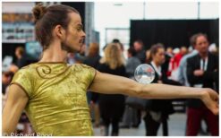 Schoonheid in Goud Parade: Een schitterende show vol beweging en muziek! ✨ Deze gouden parade brengt een mix van steltenlopers, danseressen, een contactjongleur en live muziek. Of het nu als straatparade, mobiele act of ontvangstact is, deze betoverende stoet zorgt voor een magische sfeer. Laat de artiesten sierlijk door de straten of locatie bewegen en geef uw gasten een unieke ervaring. Stel uw parade samen met steltenlopers, dansers en een live harpiste of percussionist. De combinatie van beweging en muziek creëert een indrukwekkend spektakel. Boek de Schoonheid in Goud Parade en laat uw evenement stralen!
