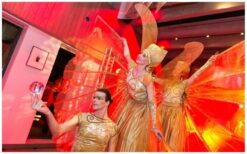 Schoonheid in Goud Parade: Een schitterende show vol beweging en muziek! ✨ Deze gouden parade brengt een mix van steltenlopers, danseressen, een contactjongleur en live muziek. Of het nu als straatparade, mobiele act of ontvangstact is, deze betoverende stoet zorgt voor een magische sfeer. Laat de artiesten sierlijk door de straten of locatie bewegen en geef uw gasten een unieke ervaring. Stel uw parade samen met steltenlopers, dansers en een live harpiste of percussionist. De combinatie van beweging en muziek creëert een indrukwekkend spektakel. Boek de Schoonheid in Goud Parade en laat uw evenement stralen!