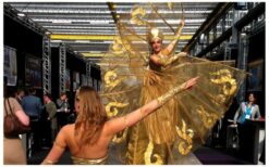 Schoonheid in Goud Parade: Een schitterende show vol beweging en muziek! ✨ Deze gouden parade brengt een mix van steltenlopers, danseressen, een contactjongleur en live muziek. Of het nu als straatparade, mobiele act of ontvangstact is, deze betoverende stoet zorgt voor een magische sfeer. Laat de artiesten sierlijk door de straten of locatie bewegen en geef uw gasten een unieke ervaring. Stel uw parade samen met steltenlopers, dansers en een live harpiste of percussionist. De combinatie van beweging en muziek creëert een indrukwekkend spektakel. Boek de Schoonheid in Goud Parade en laat uw evenement stralen!