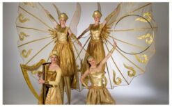 Schoonheid in Goud Parade: Een schitterende show vol beweging en muziek! ✨ Deze gouden parade brengt een mix van steltenlopers, danseressen, een contactjongleur en live muziek. Of het nu als straatparade, mobiele act of ontvangstact is, deze betoverende stoet zorgt voor een magische sfeer. Laat de artiesten sierlijk door de straten of locatie bewegen en geef uw gasten een unieke ervaring. Stel uw parade samen met steltenlopers, dansers en een live harpiste of percussionist. De combinatie van beweging en muziek creëert een indrukwekkend spektakel. Boek de Schoonheid in Goud Parade en laat uw evenement stralen!