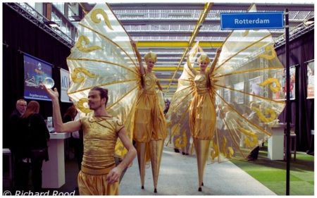 Schoonheid in Goud Parade: Een schitterende show vol beweging en muziek! ✨ Deze gouden parade brengt een mix van steltenlopers, danseressen, een contactjongleur en live muziek. Of het nu als straatparade, mobiele act of ontvangstact is, deze betoverende stoet zorgt voor een magische sfeer. Laat de artiesten sierlijk door de straten of locatie bewegen en geef uw gasten een unieke ervaring. Stel uw parade samen met steltenlopers, dansers en een live harpiste of percussionist. De combinatie van beweging en muziek creëert een indrukwekkend spektakel. Boek de Schoonheid in Goud Parade en laat uw evenement stralen!