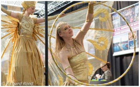 Schoonheid in Goud Parade: Een schitterende show vol beweging en muziek! ✨ Deze gouden parade brengt een mix van steltenlopers, danseressen, een contactjongleur en live muziek. Of het nu als straatparade, mobiele act of ontvangstact is, deze betoverende stoet zorgt voor een magische sfeer. Laat de artiesten sierlijk door de straten of locatie bewegen en geef uw gasten een unieke ervaring. Stel uw parade samen met steltenlopers, dansers en een live harpiste of percussionist. De combinatie van beweging en muziek creëert een indrukwekkend spektakel. Boek de Schoonheid in Goud Parade en laat uw evenement stralen!