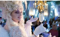 Witte Champagne Diva op een wolk schenkt champagne aan gasten tijdens een elegante ontvangst act op een bruiloft, diner of bedrijfsfeest.