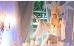 Witte Champagne Diva op een wolk schenkt champagne aan gasten tijdens een elegante ontvangst act op een bruiloft, diner of bedrijfsfeest.