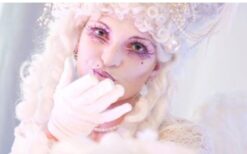 Witte Champagne Diva op een wolk schenkt champagne aan gasten tijdens een elegante ontvangst act op een bruiloft, diner of bedrijfsfeest.