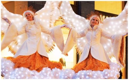 Witte Engelen Steltenlopers: Een magische verschijning! ✨ Deze elegante Witte Engelen zweven gracieus door het publiek en brengen een betoverende sfeer. Met hun indrukwekkende kostuums en warme uitstraling laten ze een blijvende indruk achter. Perfect voor kerstvieringen, winterfestivals en speciale evenementen! Dankzij tientallen LED-lichtjes lijken ze in het donker te zweven als mystieke wolken. Hun prachtige verschijning en sfeervolle muziek raken de harten van jong en oud. Boek nu en laat jouw evenement stralen met deze magische engelen!