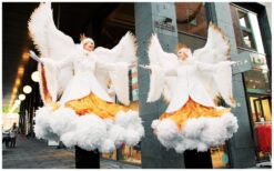 Witte Engelen Steltenlopers: Een magische verschijning! ✨ Deze elegante Witte Engelen zweven gracieus door het publiek en brengen een betoverende sfeer. Met hun indrukwekkende kostuums en warme uitstraling laten ze een blijvende indruk achter. Perfect voor kerstvieringen, winterfestivals en speciale evenementen! Dankzij tientallen LED-lichtjes lijken ze in het donker te zweven als mystieke wolken. Hun prachtige verschijning en sfeervolle muziek raken de harten van jong en oud. Boek nu en laat jouw evenement stralen met deze magische engelen!
