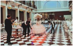 Laat je event stralen met de Champagne Diva Wit met Rode LED! 🥂✨ Deze elegante diva rijdt rond met een unieke champagne-rok op wielen, gevuld met meer dan 100 glazen of hapjes. De sfeervolle rode LED-verlichting zorgt voor extra magie, perfect voor avondfeesten en luxe evenementen. Een stijlvolle en verrassende manier om je gasten te verwennen! Of het nu een bruiloft, bedrijfsfeest of beurs is, de Champagne Diva past zich moeiteloos aan elk thema aan. Haar chique uitstraling en creatieve catering maken elk event onvergetelijk. Boek nu en geef je feest een bijzondere touch!