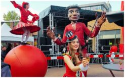 Breng stijl en originaliteit naar jouw event met de Champagne Diva Circus! 🎪🥂 Deze opvallende diva rijdt rond in een unieke champagne-rok op wielen, gevuld met meer dan 100 glazen of hapjes. Met haar circus-thema en sfeervolle LED-verlichting trekt ze direct de aandacht. Een stijlvolle en speelse manier om jouw gasten te verrassen! Of het nu een gala, bruiloft, beurs of kinderfeest is, deze act past perfect bij elke gelegenheid. De Champagne Diva Circus combineert elegantie met een creatieve twist. Boek nu en maak jouw event extra bijzonder!