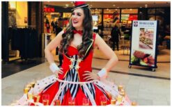 Breng stijl en originaliteit naar jouw event met de Champagne Diva Circus! 🎪🥂 Deze opvallende diva rijdt rond in een unieke champagne-rok op wielen, gevuld met meer dan 100 glazen of hapjes. Met haar circus-thema en sfeervolle LED-verlichting trekt ze direct de aandacht. Een stijlvolle en speelse manier om jouw gasten te verrassen! Of het nu een gala, bruiloft, beurs of kinderfeest is, deze act past perfect bij elke gelegenheid. De Champagne Diva Circus combineert elegantie met een creatieve twist. Boek nu en maak jouw event extra bijzonder!
