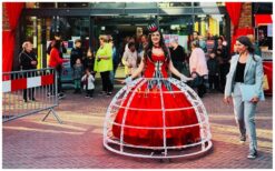 Breng stijl en originaliteit naar jouw event met de Champagne Diva Circus! 🎪🥂 Deze opvallende diva rijdt rond in een unieke champagne-rok op wielen, gevuld met meer dan 100 glazen of hapjes. Met haar circus-thema en sfeervolle LED-verlichting trekt ze direct de aandacht. Een stijlvolle en speelse manier om jouw gasten te verrassen! Of het nu een gala, bruiloft, beurs of kinderfeest is, deze act past perfect bij elke gelegenheid. De Champagne Diva Circus combineert elegantie met een creatieve twist. Boek nu en maak jouw event extra bijzonder!