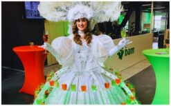 Breng kleur en stijl naar jouw evenement met de Champagne Diva Rood Groen LED! 🥂 Deze opvallende diva rijdt rond met een unieke champagne-rok op wieltjes, gevuld met meer dan 100 glazen of hapjes. De rode en groene LED-verlichting zorgt voor extra sfeer, perfect voor avondfeesten en thema-evenementen. Een stijlvolle en originele manier om jouw gasten te verrassen! Of het nu een bruiloft, kerstfeest, beurs of gala is, deze act past overal bij. De Champagne Diva combineert elegantie met een speelse twist en maakt elk event speciaal. Boek nu en geef jouw feest een extra sprankelende touch!