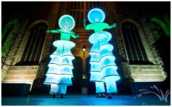 Laat uw event stralen met de spectaculaire Circle Mania LED Steltenlopers! ✨ Deze unieke steltlopers, uitgerust met 11 programmeerbare LED-ringen, zorgen voor een adembenemend lichtspektakel. Overdag een indrukwekkende blikvanger, ‘s avonds een magische show van kleur en beweging. Innovatief, dynamisch en een gegarandeerde publiekstrekker! Of het nu een festival, bedrijfsevent of beurs is, deze act past zich moeiteloos aan elk thema aan. Breng uw evenement naar een hoger niveau en verras uw gasten met een betoverende LED-ervaring. Boek nu en laat het licht schijnen!