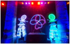 Laat uw event stralen met de spectaculaire Circle Mania LED Steltenlopers! ✨ Deze unieke steltlopers, uitgerust met 11 programmeerbare LED-ringen, zorgen voor een adembenemend lichtspektakel. Overdag een indrukwekkende blikvanger, ‘s avonds een magische show van kleur en beweging. Innovatief, dynamisch en een gegarandeerde publiekstrekker! Of het nu een festival, bedrijfsevent of beurs is, deze act past zich moeiteloos aan elk thema aan. Breng uw evenement naar een hoger niveau en verras uw gasten met een betoverende LED-ervaring. Boek nu en laat het licht schijnen!