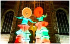 Laat uw event stralen met de spectaculaire Circle Mania LED Steltenlopers! ✨ Deze unieke steltlopers, uitgerust met 11 programmeerbare LED-ringen, zorgen voor een adembenemend lichtspektakel. Overdag een indrukwekkende blikvanger, ‘s avonds een magische show van kleur en beweging. Innovatief, dynamisch en een gegarandeerde publiekstrekker! Of het nu een festival, bedrijfsevent of beurs is, deze act past zich moeiteloos aan elk thema aan. Breng uw evenement naar een hoger niveau en verras uw gasten met een betoverende LED-ervaring. Boek nu en laat het licht schijnen!