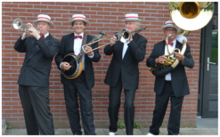 Boek het Zwarte Smoking Dixieland looporkest voor een onvergetelijk evenement. Breed repertoire, flexibele bezetting. Swingend of ontspannen, het perfecte geluid voor uw feest!