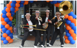 Boek het Zwarte Smoking Dixieland looporkest voor een onvergetelijk evenement. Breed repertoire, flexibele bezetting. Swingend of ontspannen, het perfecte geluid voor uw feest!