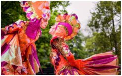 “Boek de Gekleurde Vissen Steltenlopers voor kleurrijk en betoverend entertainment. Perfect voor festivals, winkelcentra en ontvangstacts. Speels, interactief en magisch!”