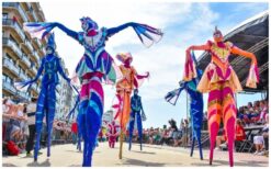 “Boek de Gekleurde Vissen Steltenlopers voor kleurrijk en betoverend entertainment. Perfect voor festivals, winkelcentra en ontvangstacts. Speels, interactief en magisch!”