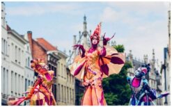 “Boek de Gekleurde Vissen Steltenlopers voor kleurrijk en betoverend entertainment. Perfect voor festivals, winkelcentra en ontvangstacts. Speels, interactief en magisch!”