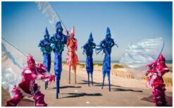 “Boek de Gekleurde Vissen Steltenlopers voor kleurrijk en betoverend entertainment. Perfect voor festivals, winkelcentra en ontvangstacts. Speels, interactief en magisch!”