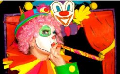 Kleurige clowns schminken kinderen en spelen spelletjes met een karretje vol snoep en ballonnen tijdens vrolijk kinderentertainment op een festival of evenement.